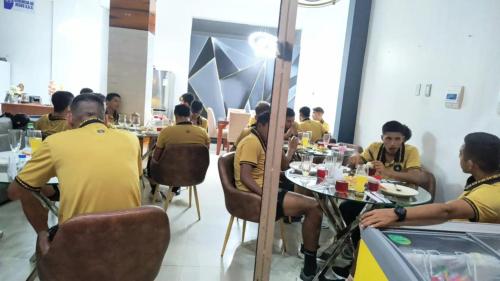 a group of men sitting at tables in a restaurant at HOTEL VIP 46 SSQS in Bagua Grande