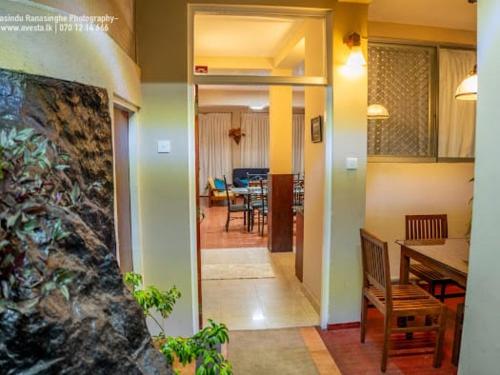 Χώρος καθιστικού στο Creek Edge Apartment