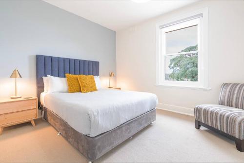 Giường trong phòng chung tại Lochner Corner - Restful Hideaway near Dining and CBD