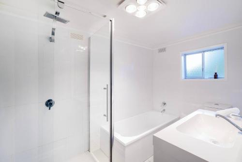 Phòng tắm tại Lochner Corner - Restful Hideaway near Dining and CBD