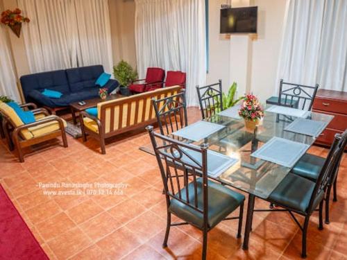 Μια τηλεόραση ή/και κέντρο ψυχαγωγίας στο Creek Edge Apartment
