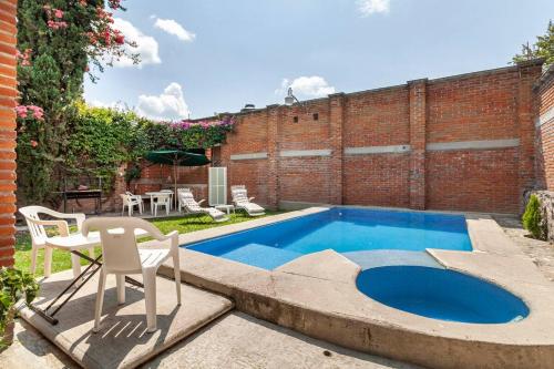 a small swimming pool with a table and chairs next to it at Casa Gume in Yautepec