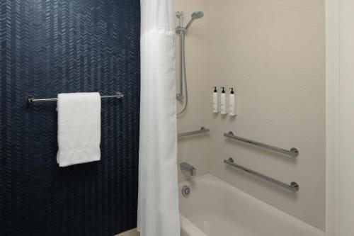 Bilik mandi di Fairfield Inn & Suites Portland South/Lake Oswego