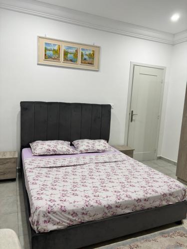 Una cama o camas en una habitación de Appartement Pied dans l'eau Dar Karima