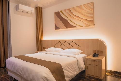 Ένα ή περισσότερα κρεβάτια σε δωμάτιο στο Fahira Hotel Syariah Padang