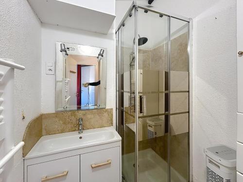 łazienka z umywalką i przeszkloną kabiną prysznicową w obiekcie Maison confort 6 pers avec climatisation - FR-1-475-222 w Saintes-Maries-de-la-Mer