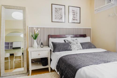Ένα ή περισσότερα κρεβάτια σε δωμάτιο στο Cozy Suite with City View Near Roxas Night Market