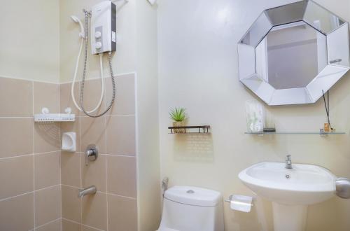 Ένα μπάνιο στο Cozy Suite with City View Near Roxas Night Market