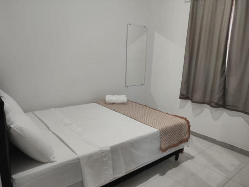 a small bed in a white room with a mirror at Residencial Prais Dos Corais H106 in Santa Cruz Cabrália