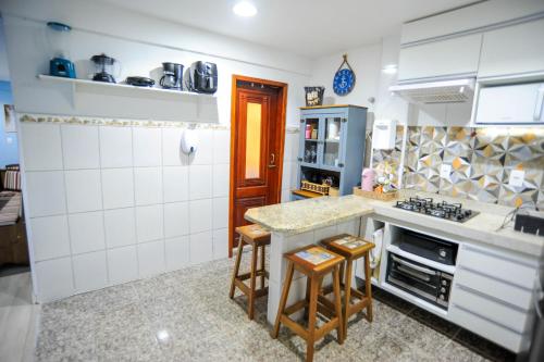 Kuchyň nebo kuchyňský kout v ubytování Apê Maravilha de Itaúna a 100 metros da praia mais famosa da cidade, com todo conforto que você merece!