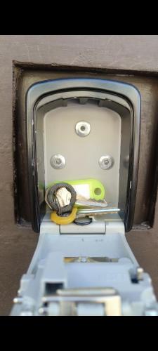 a box with a pair of scissors in it at Alojamiento Centrico Facturamos in Villahermosa