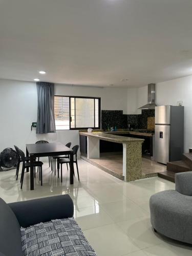 a kitchen and living room with a table and chairs at Alojamiento Centrico Facturamos in Villahermosa