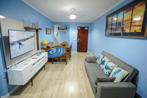 TV a/nebo společenská místnost v ubytování Apê Maravilha de Itaúna a 100 metros da praia mais famosa da cidade, com todo conforto que você merece!