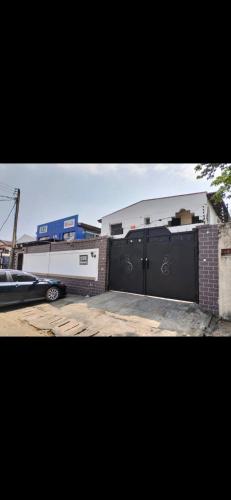 una valla negra delante de una casa en sanzak hotel victoria island lagos, en Lagos