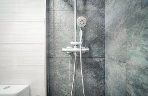 a shower in a bathroom with a shower head at Apartamento cerca zona comercial in Narón