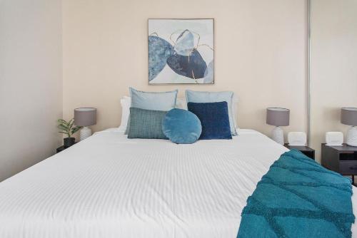 Postel nebo postele na pokoji v ubytování Central City Apt with King Bed, Pool, Gym and Sauna