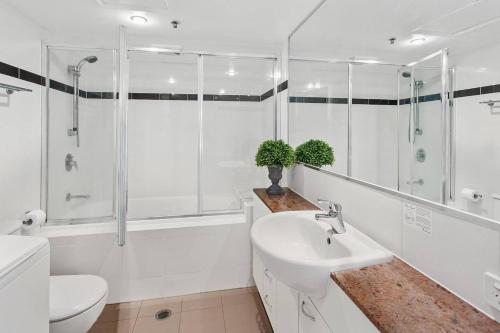 Koupelna v ubytování Central City Apt with King Bed, Pool, Gym and Sauna