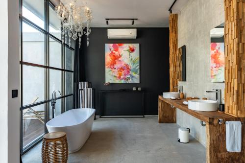 Ένα μπάνιο στο Rouge - Loft Cinta