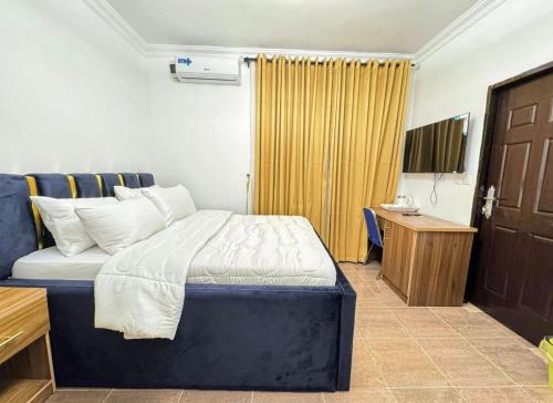 Katil atau katil-katil dalam bilik di FRYBURG HOTEL and SUITES LEKKI PHASE 1