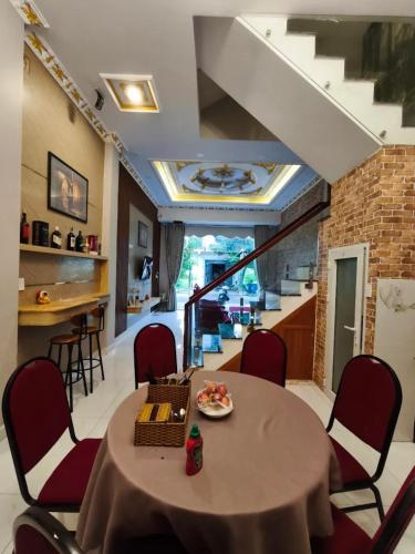 a dining room with a table and chairs at Long Homestay Xuyên Á - Hotels in Ðức Hòa