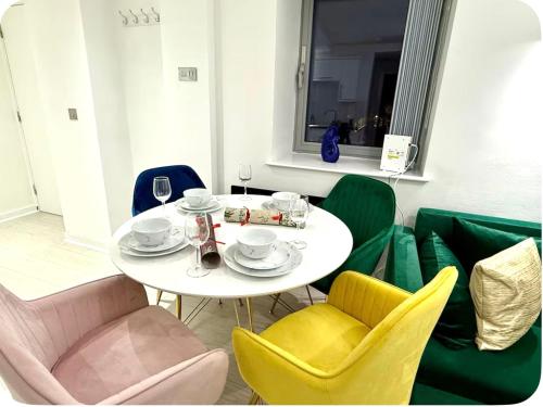 a white table and chairs in a room at Winners of 2025 traveller Award, Elegant two bedroom city central apartment with Netflix & WiFi in Leeds