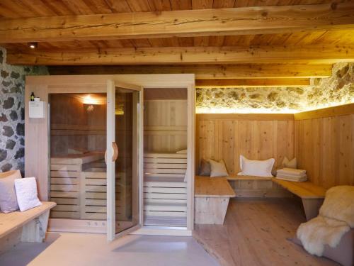 Habitación de madera con literas en Mitterstiller, en Auna di Sotto