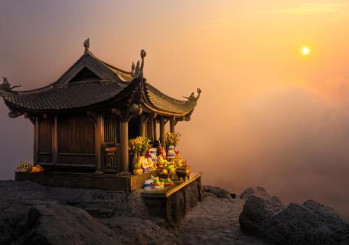 an asian temple on top of a mountain at Làng Nương Yên Tử (Yên Tử Village) in Uông Bí