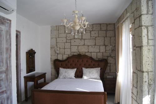 Un pat sau paturi într-o cameră la Fehmi Bey Alacati