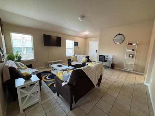 un soggiorno con divani e un tavolo di Modern & Comfy 4-Bedroom Home with King Bed, Workspace, & Fast Wi-Fi a Princeton