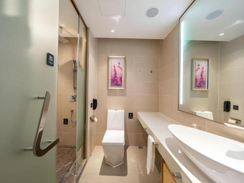 深セン市にあるLavande Hotel Shenzhen Jingtian Metro Stationのトイレ、洗面台、鏡のあるバスルーム