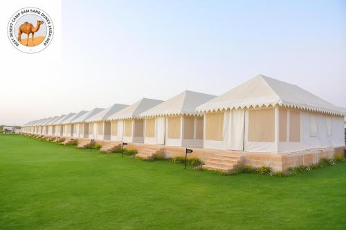 斋沙默尔Best Desert camp sam sand dunes Jaisalmer的草场上的一排帐篷