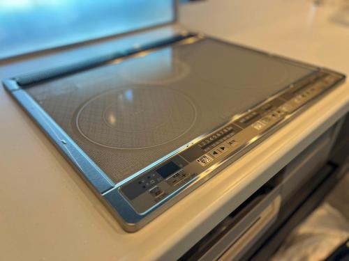 a laptop computer sitting on top of a counter at LIFEMENT GLANZ Okimi in Etajima