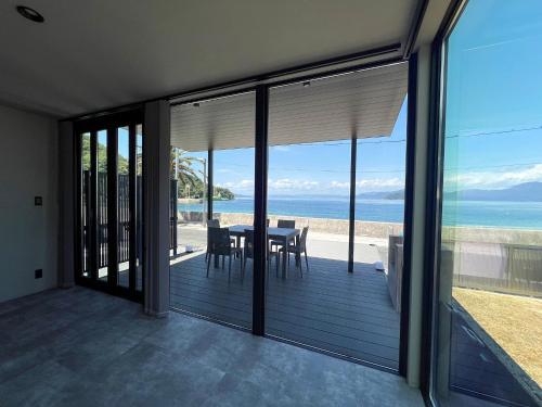 a dining room with a view of the ocean at LIFEMENT GLANZ Okimi in Etajima