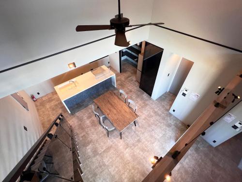 an overhead view of a room with a table and chairs at LIFEMENT GLANZ Okimi in Etajima