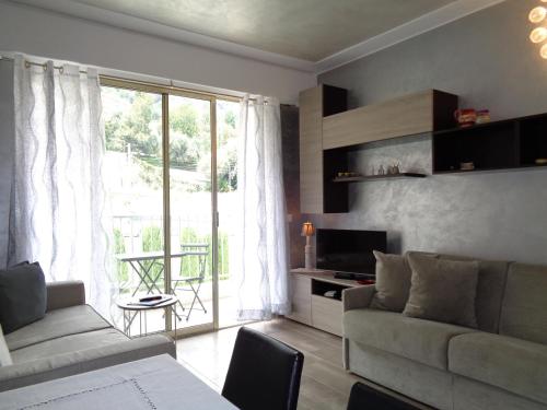 un salon avec un canapé et une télévision dans l'établissement Studio Le Marly, à Menton