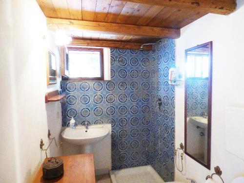 カステッルッツォにあるPanoramaのバスルーム(洗面台、トイレ、鏡付)