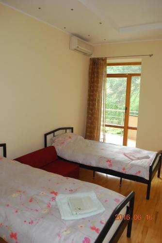 Habitación con 2 camas y ventana en Ramuma en Vilna