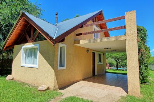 una casa con techo solar encima en Sonnen Haus, en Villa General Belgrano