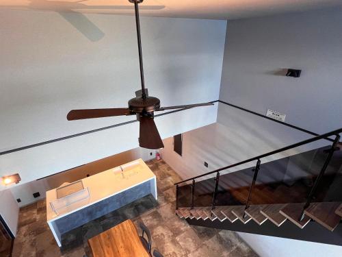 an overhead view of a staircase with a ceiling fan at LIFEMENT GLANZ Okimi in Etajima
