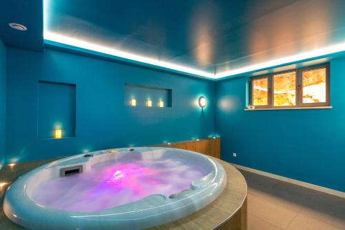 eine große Badewanne in einem Zimmer mit blauen Wänden in der Unterkunft Villa Amalia in Zastražišće