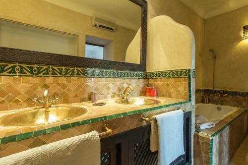 A kitchen or kitchenette at Villa amira et spa