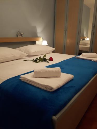 łóżko z dwoma ręcznikami i kwiatami w obiekcie Apartment Stipe w Splicie