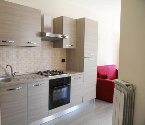 eine Küche mit einer Spüle und einem Herd Top-Backofen in der Unterkunft Appartamenti Il Cerqueto 2 in Terni