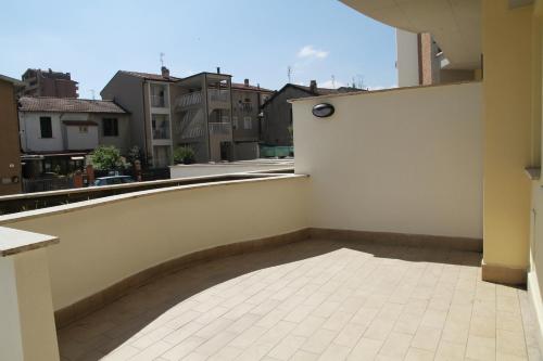 einen Balkon mit Stadtblick in der Unterkunft Appartamenti Il Cerqueto 2 in Terni