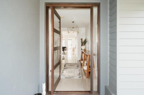 un couloir avec un grand miroir dans une maison dans l'établissement Potager House, à Carool