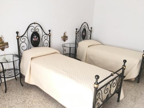 アヴェトラーナにあるSunflowerの2ベッド テーブル2台付きの部屋