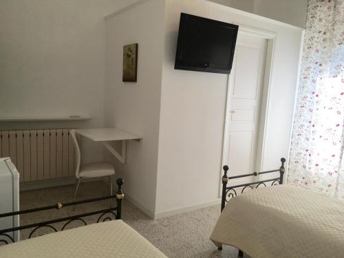 アヴェトラーナにあるSunflowerのベッドルーム1室(ベッド2台、壁掛けテレビ付)