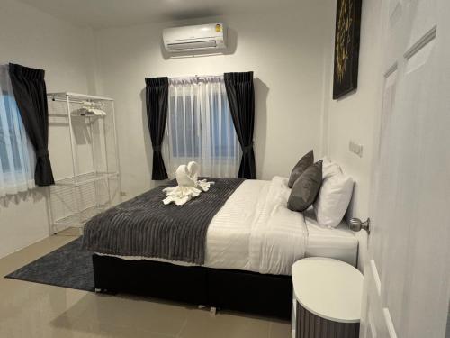 Ban Nong ChaengにあるPattiya Houseのぬいぐるみが置かれたベッドのある寝室