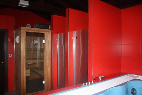 cocina roja con armarios rojos y espejo en Casa Rural Kutxatxuri, en Aracaldo