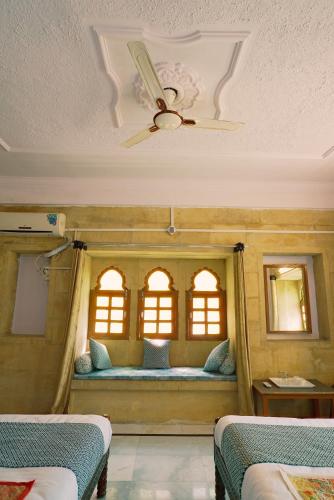 Postel nebo postele na pokoji v ubytování Little Jaisal - Boutique Hotel